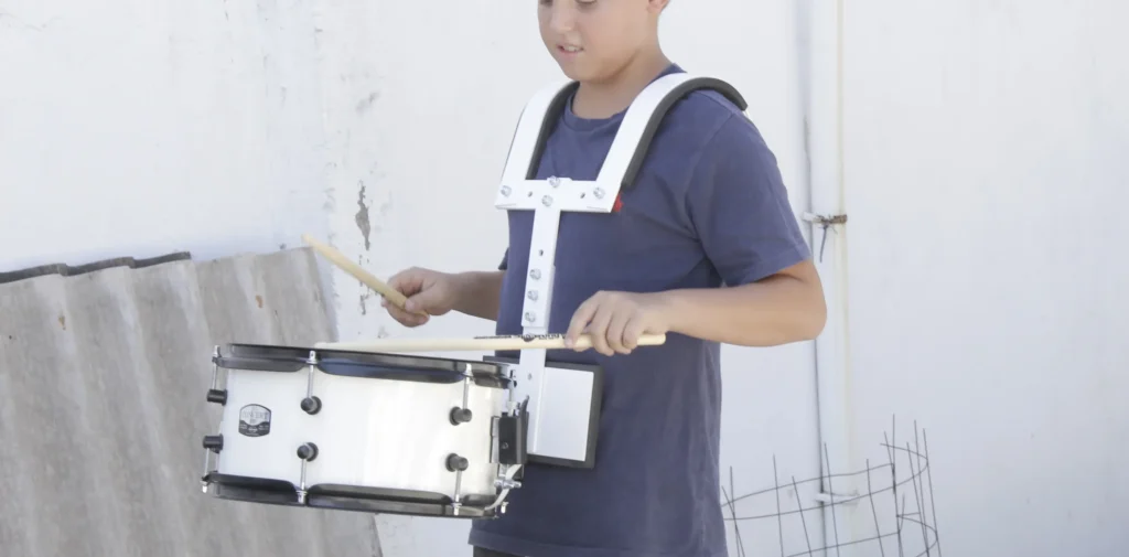 menino tocando caixa adah banda marcial percussão marcial